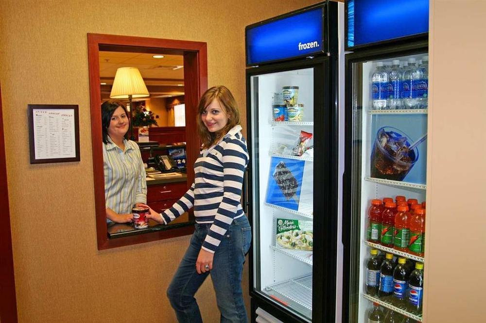 Hampton Inn Hays-North Of I-70 Стая снимка