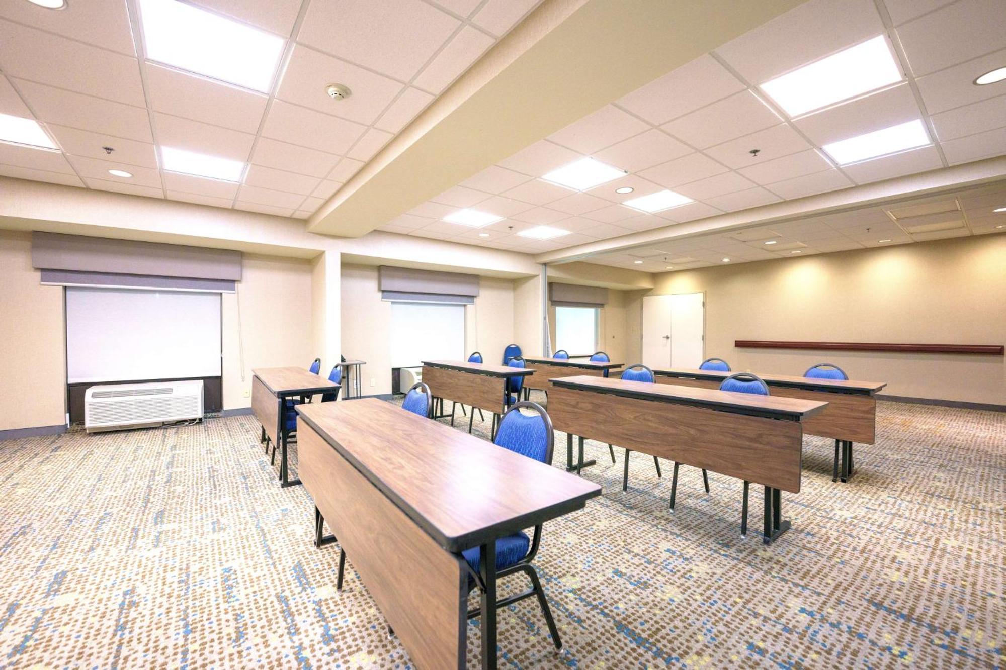 Hampton Inn Hays-North Of I-70 Екстериор снимка