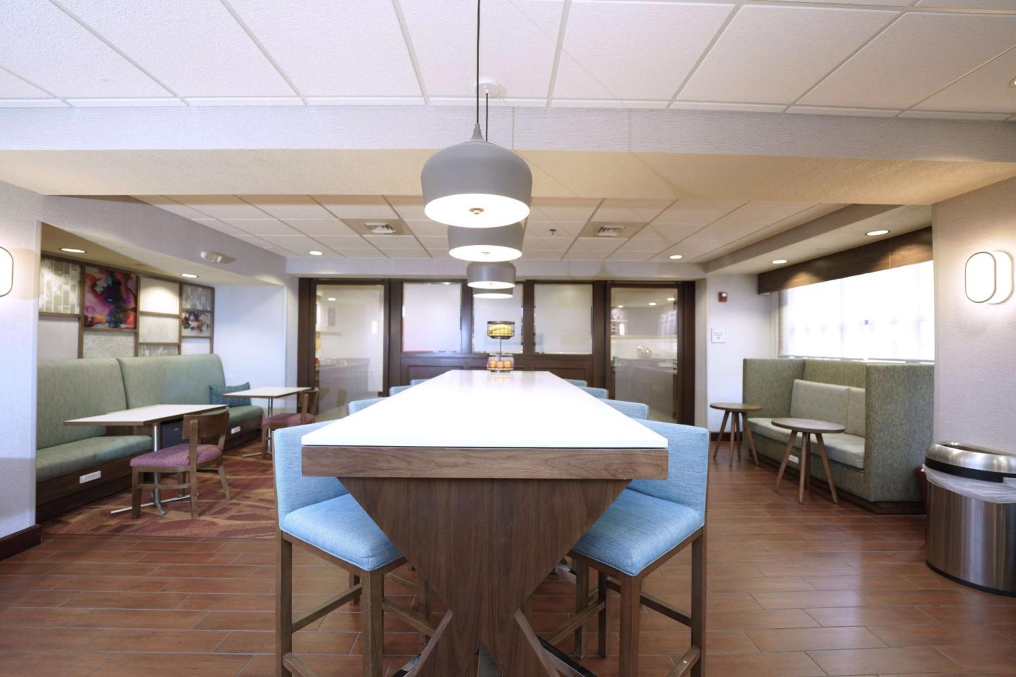 Hampton Inn Hays-North Of I-70 Екстериор снимка