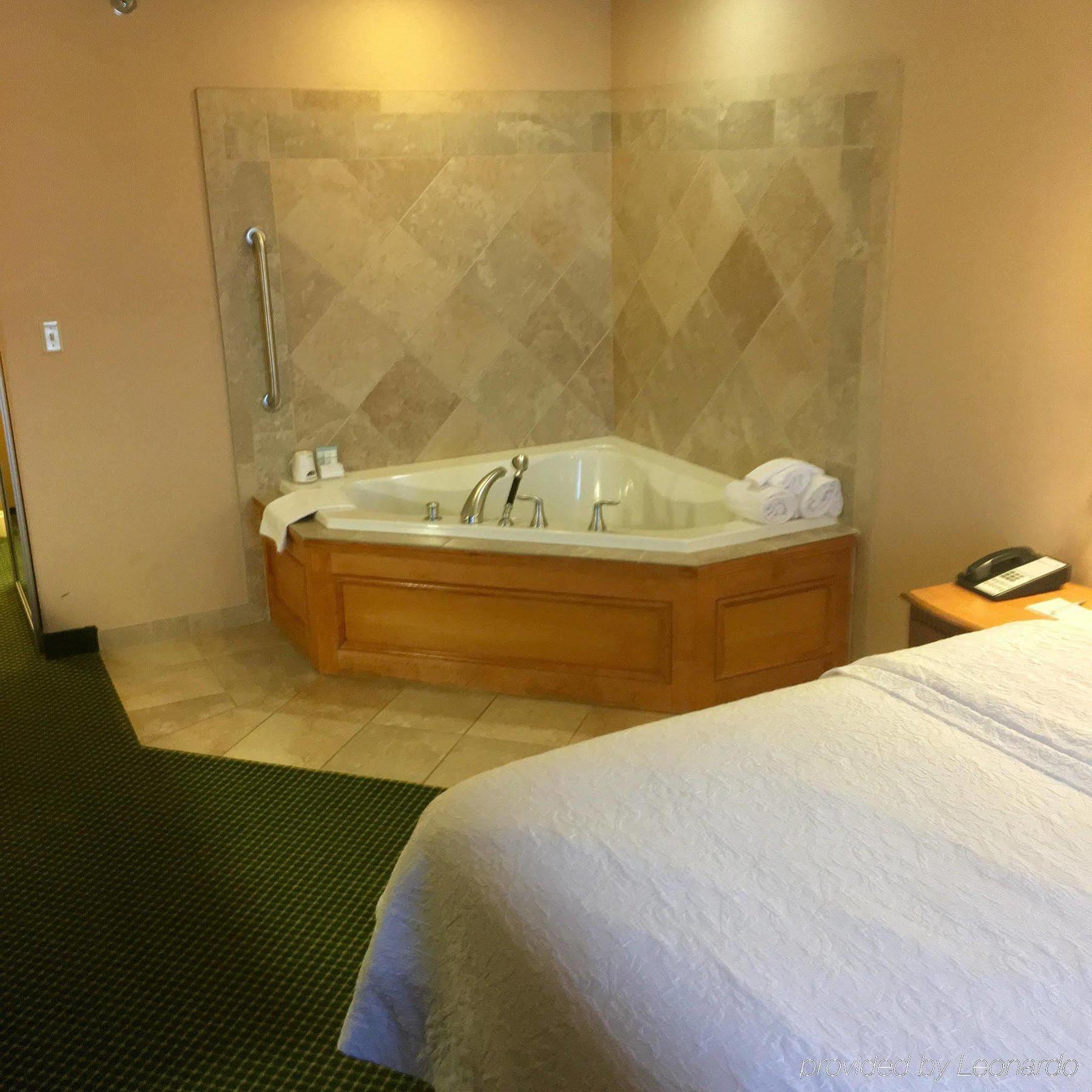 Hampton Inn Hays-North Of I-70 Екстериор снимка